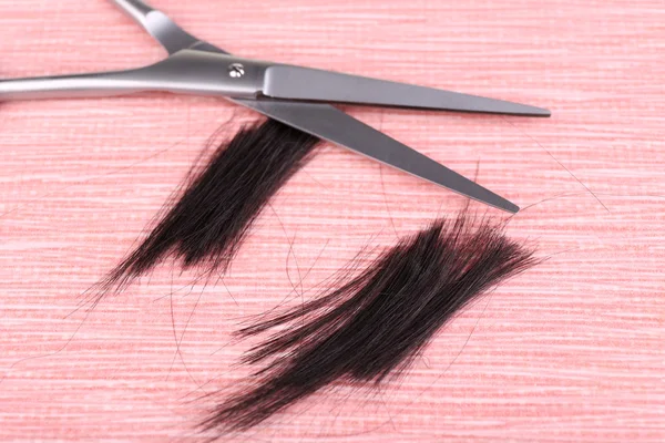 Corte de pelo y tijeras sobre fondo de baldosa — Foto de Stock