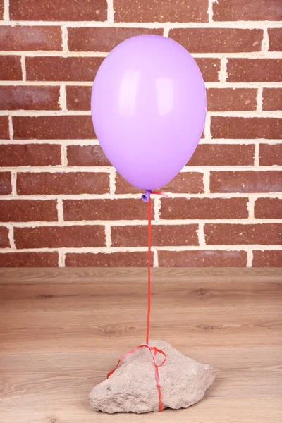 Palloncino di colore con pietra — Foto Stock