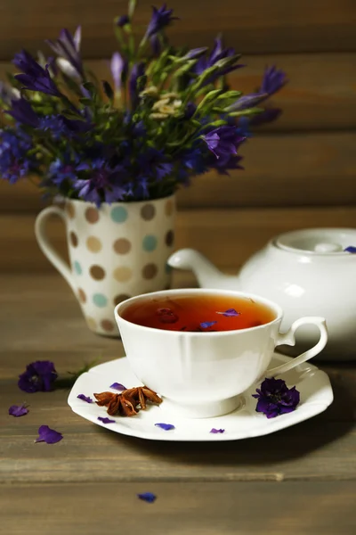 Tasse frischen Kräutertee auf Holztisch — Stockfoto