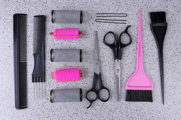 Professionelle Friseur-Tools auf grauem Hintergrund — Stockfoto