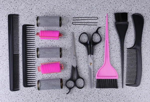 Outils professionnels de coiffeur sur fond gris — Photo