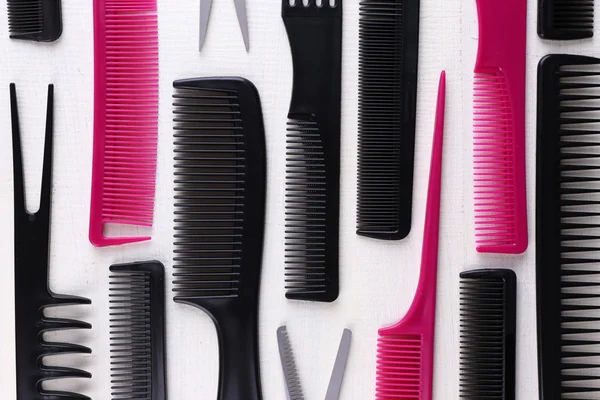 Profesjonelle frisørverktøy på farget trebakgrunn – stockfoto