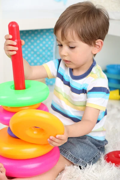 Милий маленький хлопчик грає в кімнаті — стокове фото