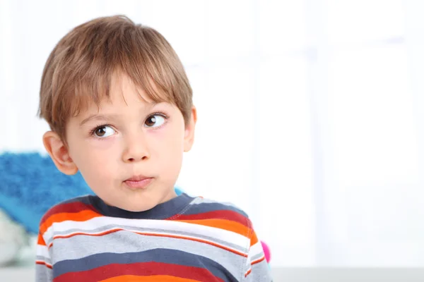 Niedlicher kleiner Junge — Stockfoto