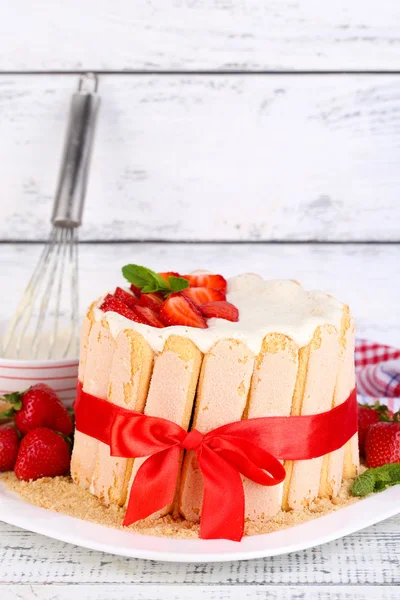 Leckere Torte Charlotte mit frischen Erdbeeren — Stockfoto