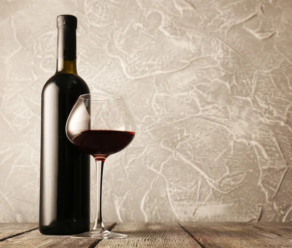 Μπουκάλι κόκκινο κρασί με το ποτήρι — Φωτογραφία Αρχείου