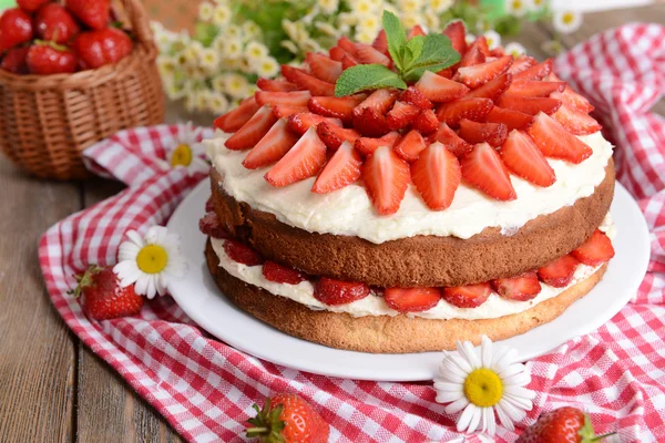 Bolo de biscoito delicioso com morangos na mesa close-up — Fotografia de Stock