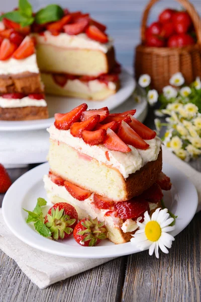 Finom keksz torta, eper, zár-megjelöl tábla — Stock Fotó
