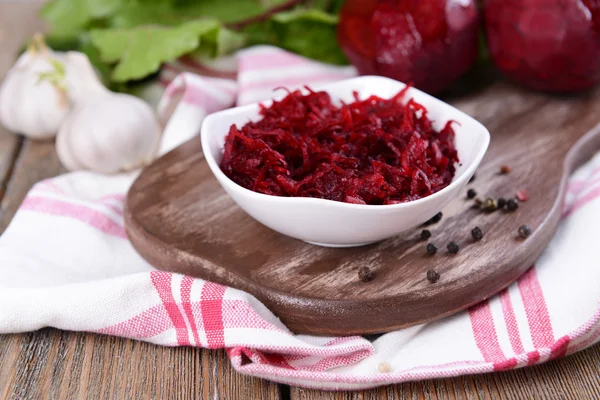 Geriebene Rote Bete in Schüssel auf dem Tisch in Großaufnahme — Stockfoto