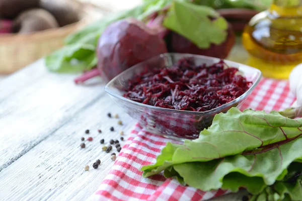 Geriebene Rote Bete in Schüssel auf dem Tisch in Großaufnahme — Stockfoto