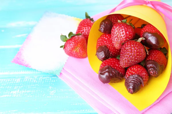 Jordgubbar i choklad på spett i papperspåse — Stockfoto