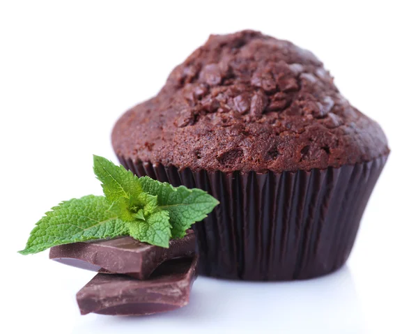 Schokoladenmuffin isoliert auf Weiß — Stockfoto