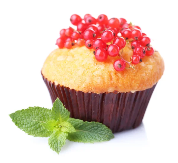 Muffin saboroso com groselha vermelha isolada em branco — Fotografia de Stock