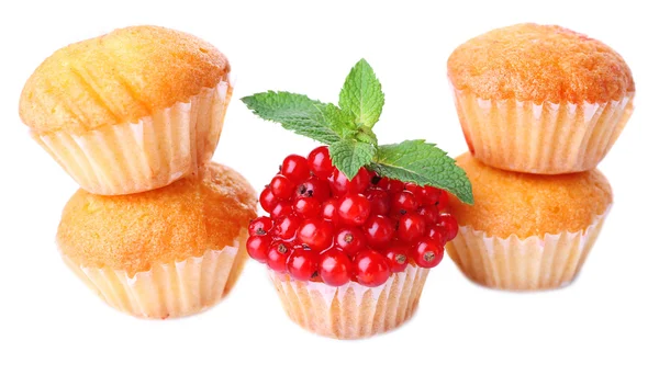 Leckere Muffins mit roten Johannisbeeren isoliert auf weiß — Stockfoto