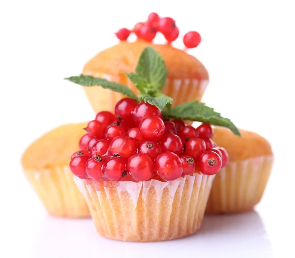 Leckere Muffins mit roten Johannisbeeren isoliert auf weiß — Stockfoto