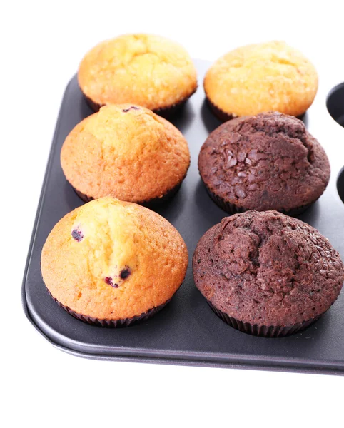 Frisch gebackene Muffins in der Pfanne, isoliert auf weiß — Stockfoto