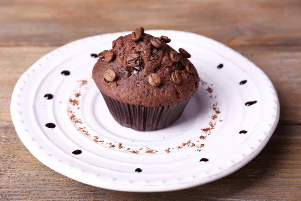Plaka ahşap zemin üzerine çikolatalı muffin — Stok fotoğraf