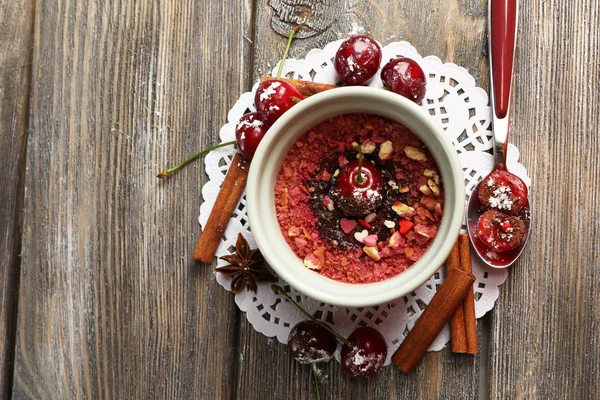 Gustoso dessert alla ciliegia in tavola — Foto Stock