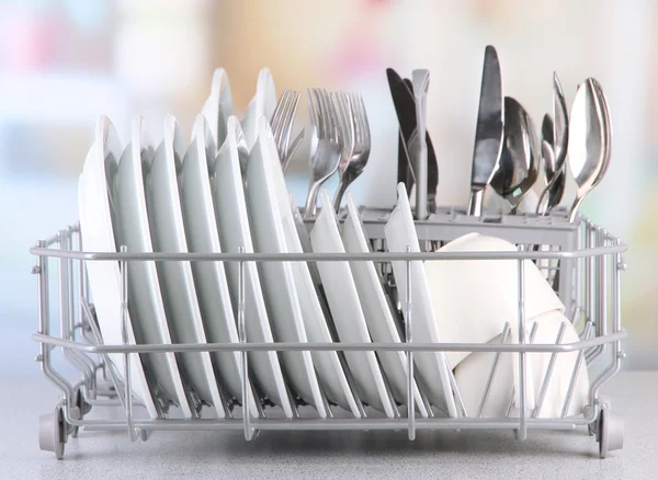 Açık renkli metal tabak rafına kurutma bulaşıkları temizle — Stok fotoğraf