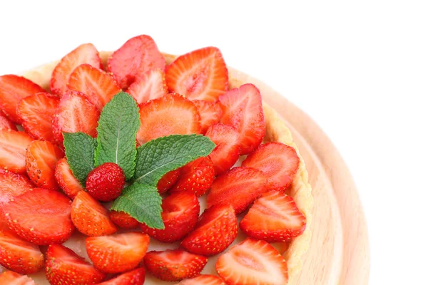 孤立的白色的草莓馅饼与绿薄荷叶 — 图库照片