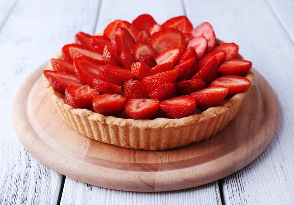 Tarte aux fraises sur fond en bois couleur — Photo