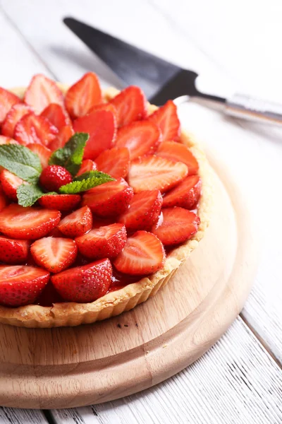 Strawberry tart on wooden tray, on color wooden background — Stock Photo, Image