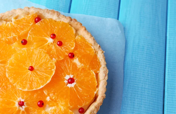 Hausgemachte orange Torte auf hölzernem Hintergrund — Stockfoto