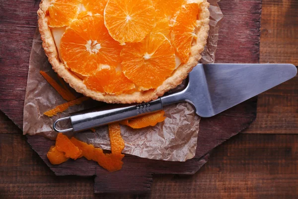 Домашний оранжевый пирог на деревянном фоне — стоковое фото