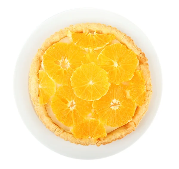 Домашний оранжевый пирог, изолированный на белом — стоковое фото