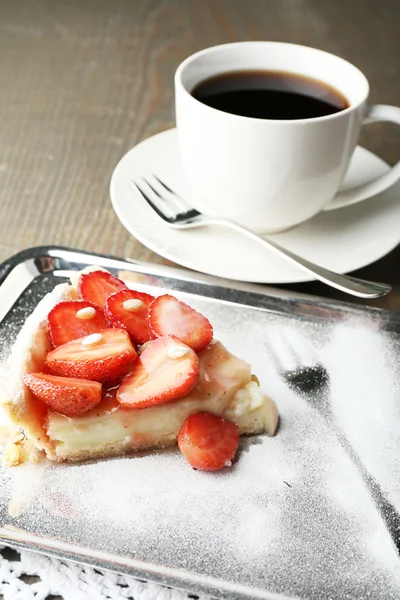 Stück Erdbeertorte auf Tablett, auf rustikalem Holzgrund — Stockfoto