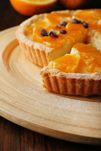 Crostata all'arancia fatta in casa con chicchi di caffè su sfondo di legno — Foto Stock