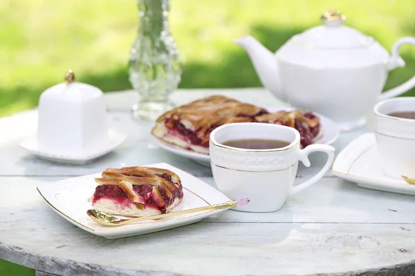 Mesa de café com xícaras de chá e torta saborosa — Fotografia de Stock