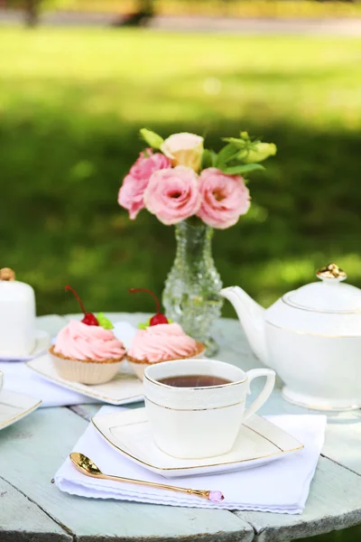 ティーカップとおいしいケーキとコーヒー テーブル — ストック写真