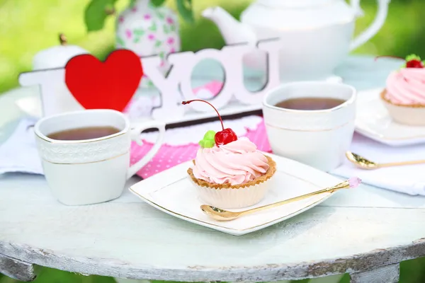 Смачний торт і чашка з чаєм на столі — стокове фото