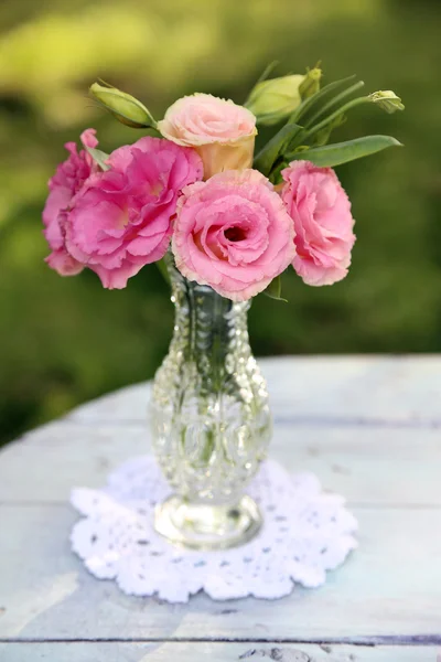 Eustoma flores em vaso — Fotografia de Stock