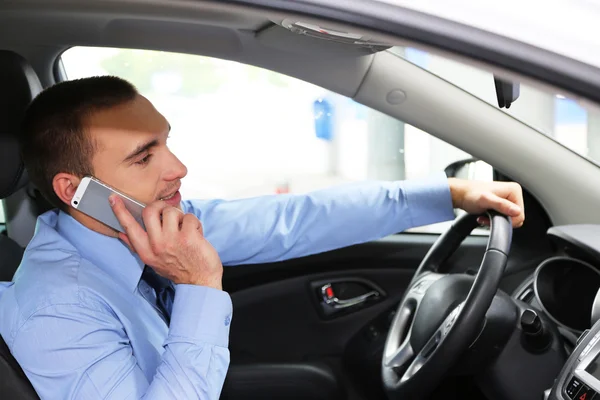 Mann fährt Auto — Stockfoto