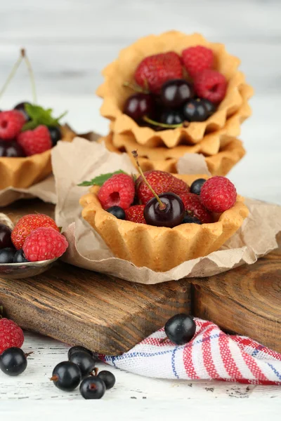 Smakelijke tartlets met bessen — Stockfoto