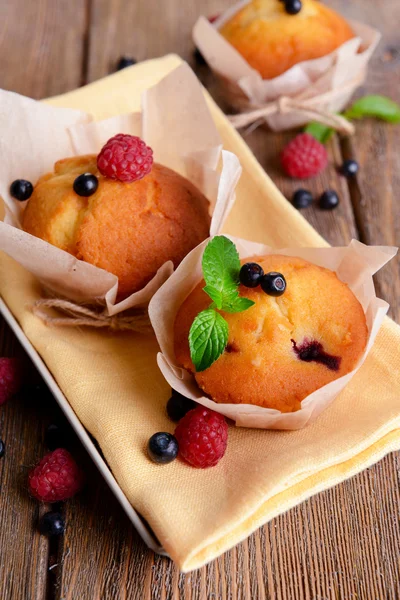 Νόστιμο cupcakes με φρούτα σε κοντινό πλάνο του πίνακα — Φωτογραφία Αρχείου