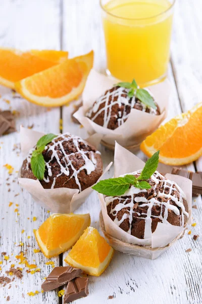 Вкусные кексы с апельсином на столе крупным планом — стоковое фото