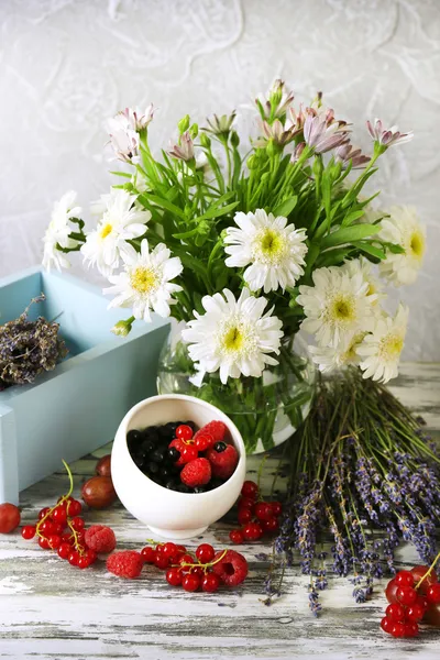 Nature morte avec fleurs et fruits sur la table — Photo