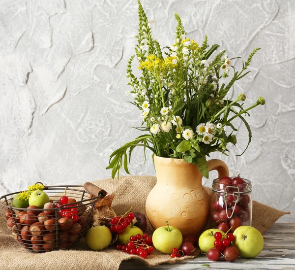 Stillleben mit Blumen und Früchten auf dem Tisch — Stockfoto