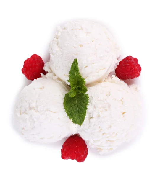 Gelato cremoso con lamponi sul piatto, isolato su bianco — Foto Stock