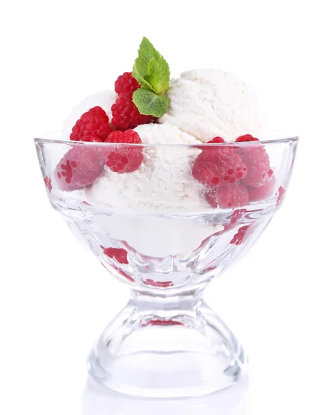 Helado cremoso con frambuesas en plato en tazón de vidrio, aislado en blanco — Foto de Stock