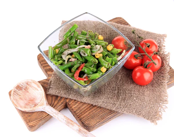 Salada com feijão verde, presunto e milho em tigela de vidro, em tábua de madeira, isolada em branco — Fotografia de Stock