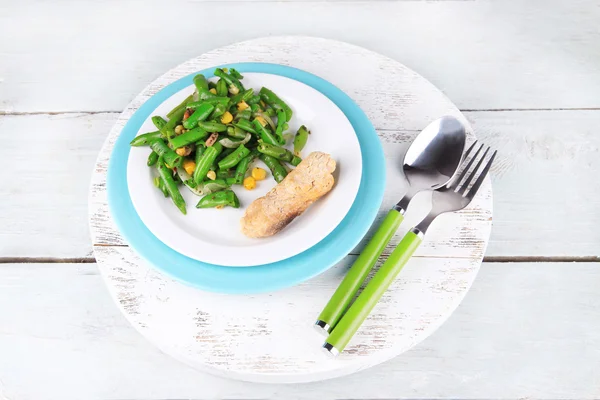 녹색 콩, 햄과 옥수수 색 나무 배경에 접시에 샐러드 — 스톡 사진