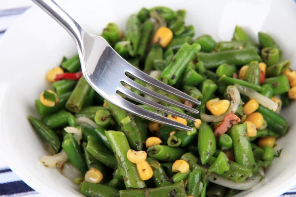 Salat mit grünen Bohnen, Schinken und Mais in Schüssel, Nahaufnahme — Stockfoto