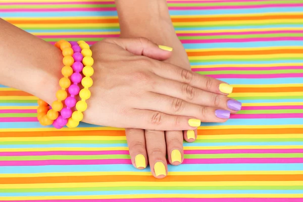 Ženská ruka s stylové barevné nehty — Stock fotografie