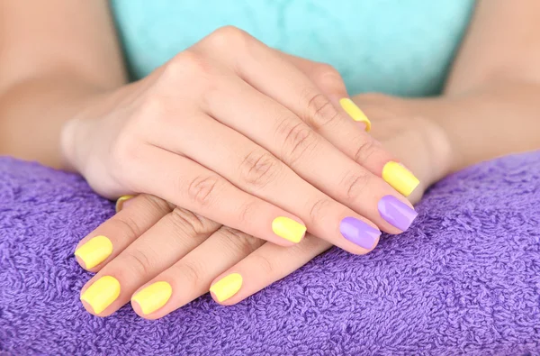 Женская рука со стильными красочными ногтями — стоковое фото
