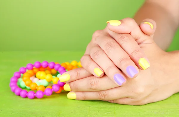 Mano femminile con unghie colorate alla moda — Foto Stock