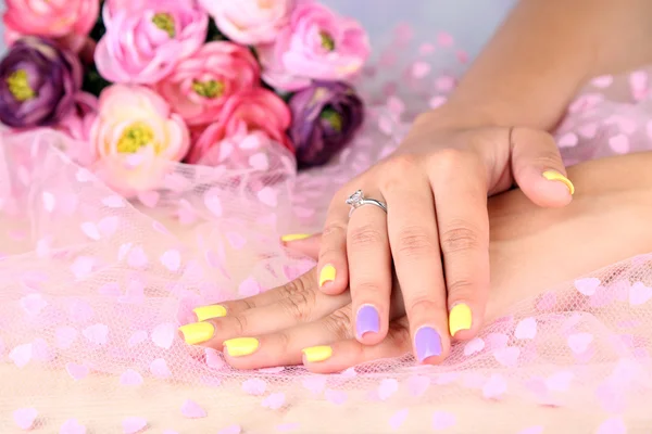 Женская рука со стильными красочными ногтями — стоковое фото